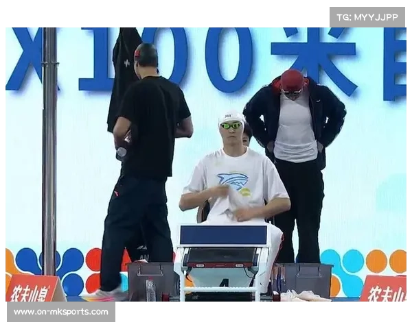 现场观众高呼“孙杨”致敬,老将鞠躬致意引爆气氛 现场观众高呼“孙杨”致敬,老将鞠躬致意引爆气氛